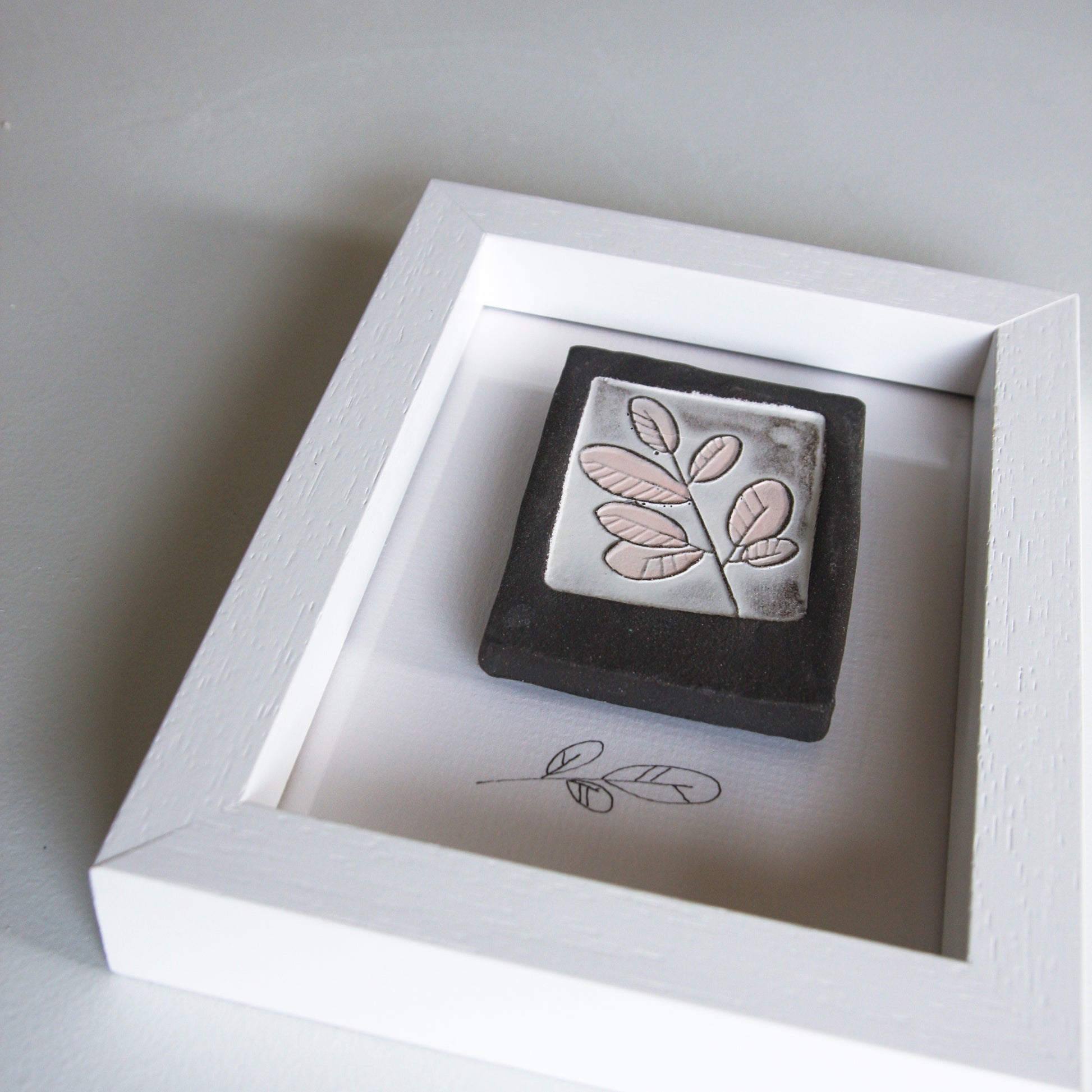 Round Leaf- framed wall art