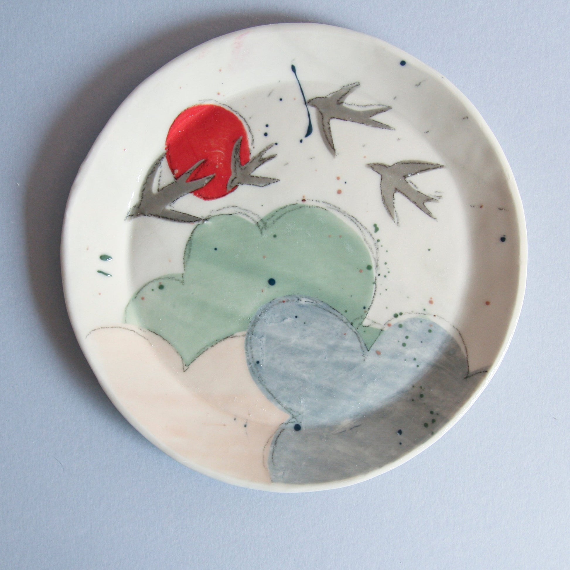 Ceramic plate with swallows designs 